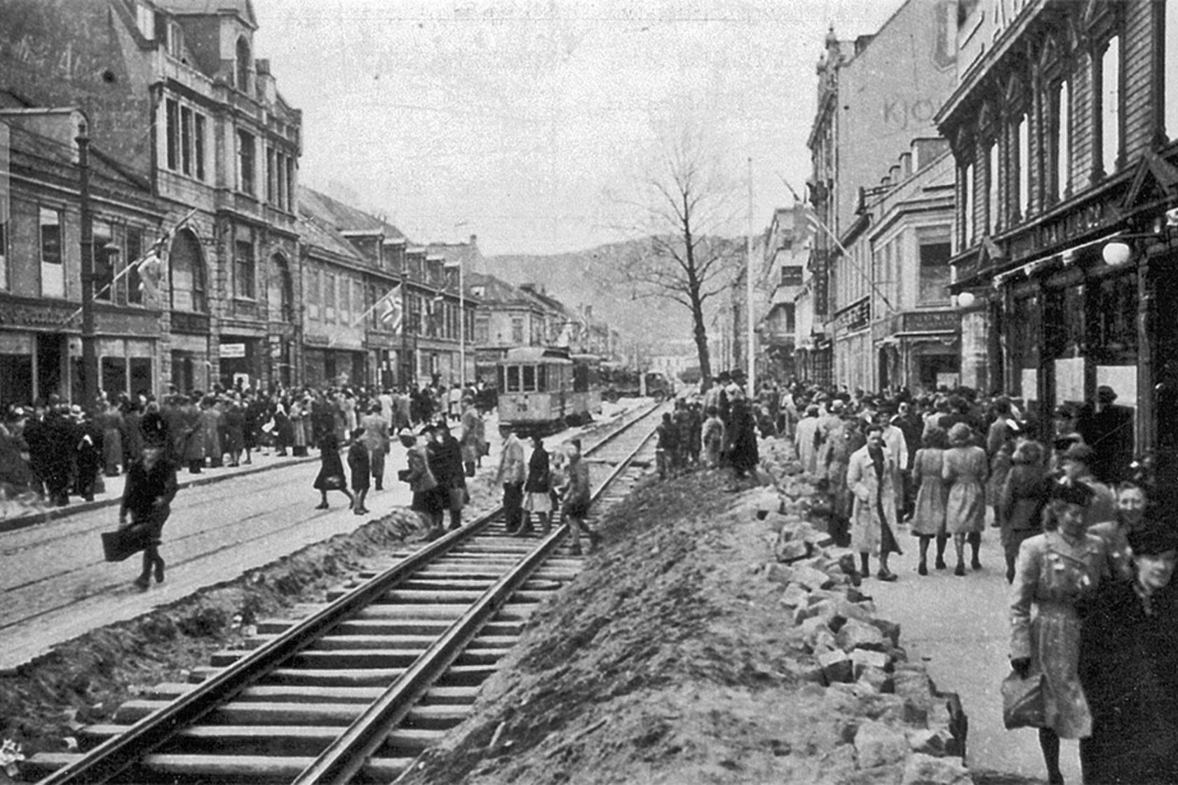 Svart/hvitt-bildet viser jernbanespor i Olav Trygvasons gate den 10. mai 1945