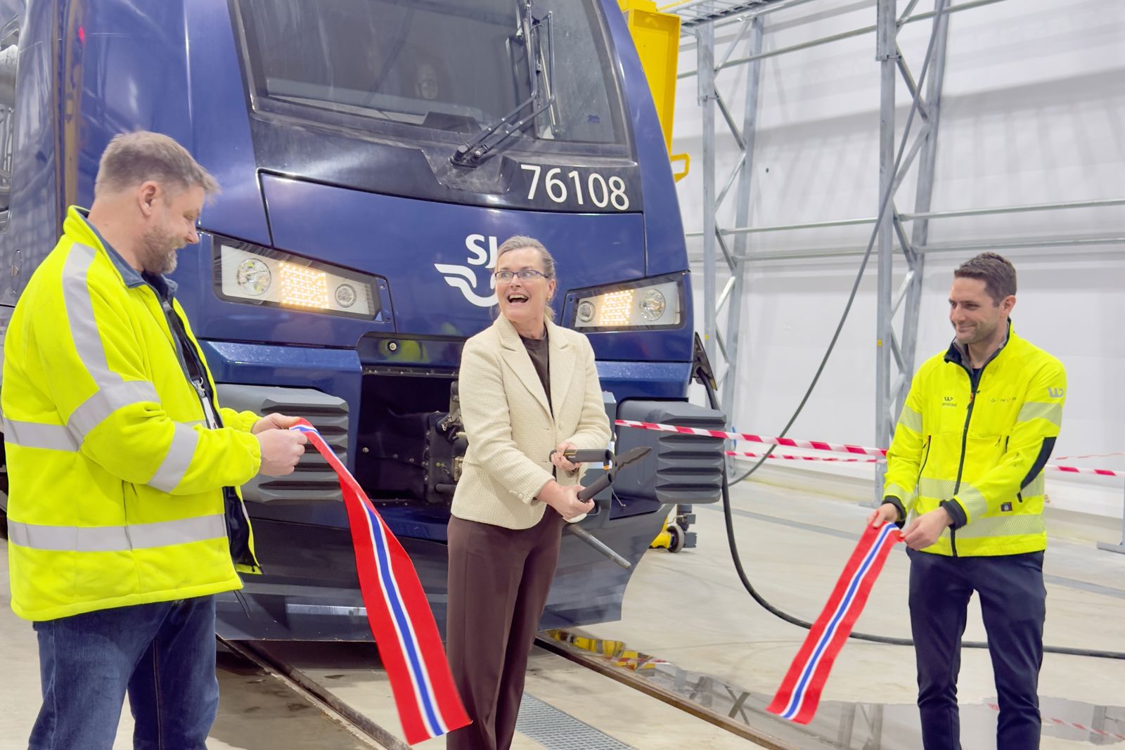 Dame klipper snor ved åpning.