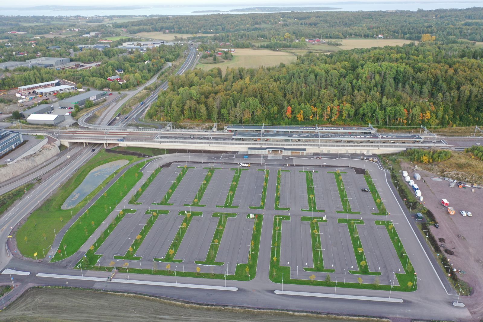 Parkeringsplass og jernbanestasjon