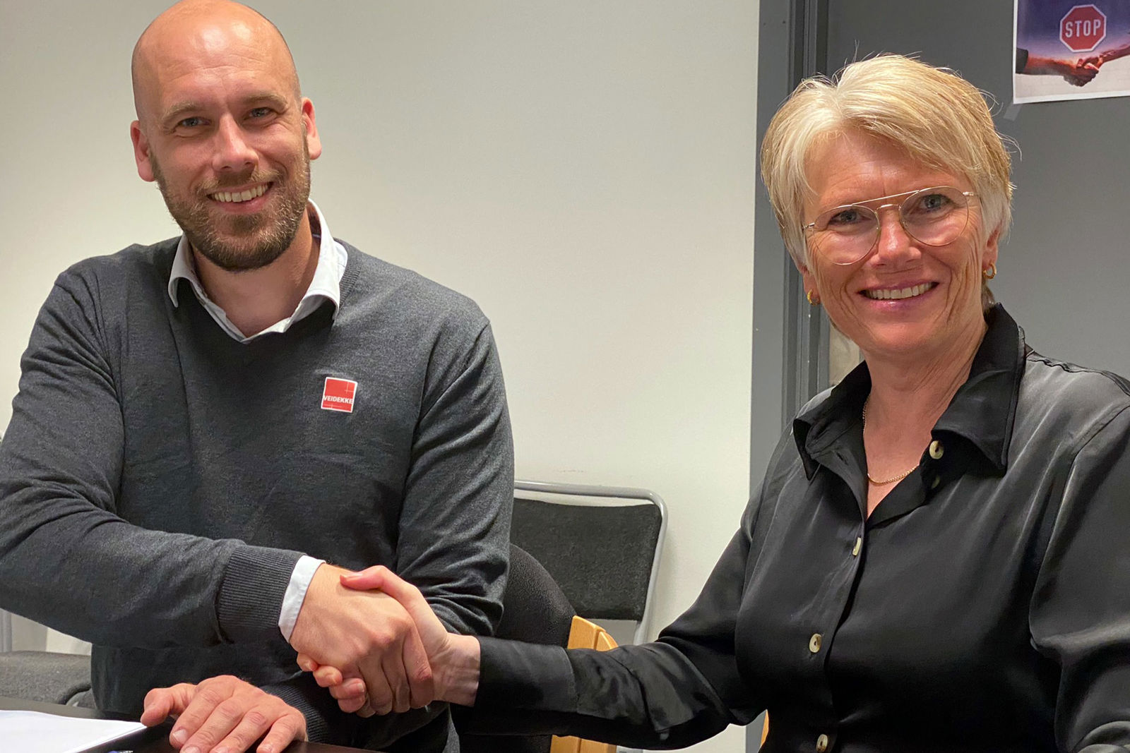 Magnus Sutherland Kristensen og Hanne Stormo utveksler håndtrykk.