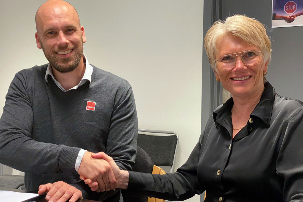 Magnus Sutherland Kristensen og Hanne Stormo utveksler håndtrykk.