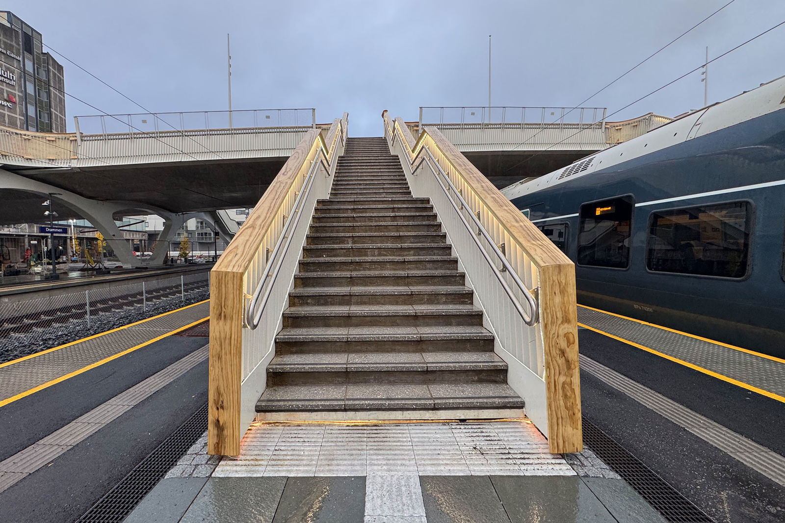 Trapp opp til Bybrua.