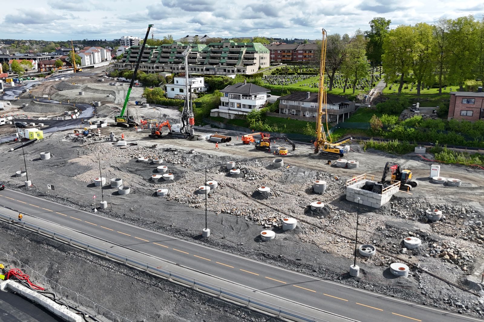 Dronefoto som viser området der det skal installeres pilarer.