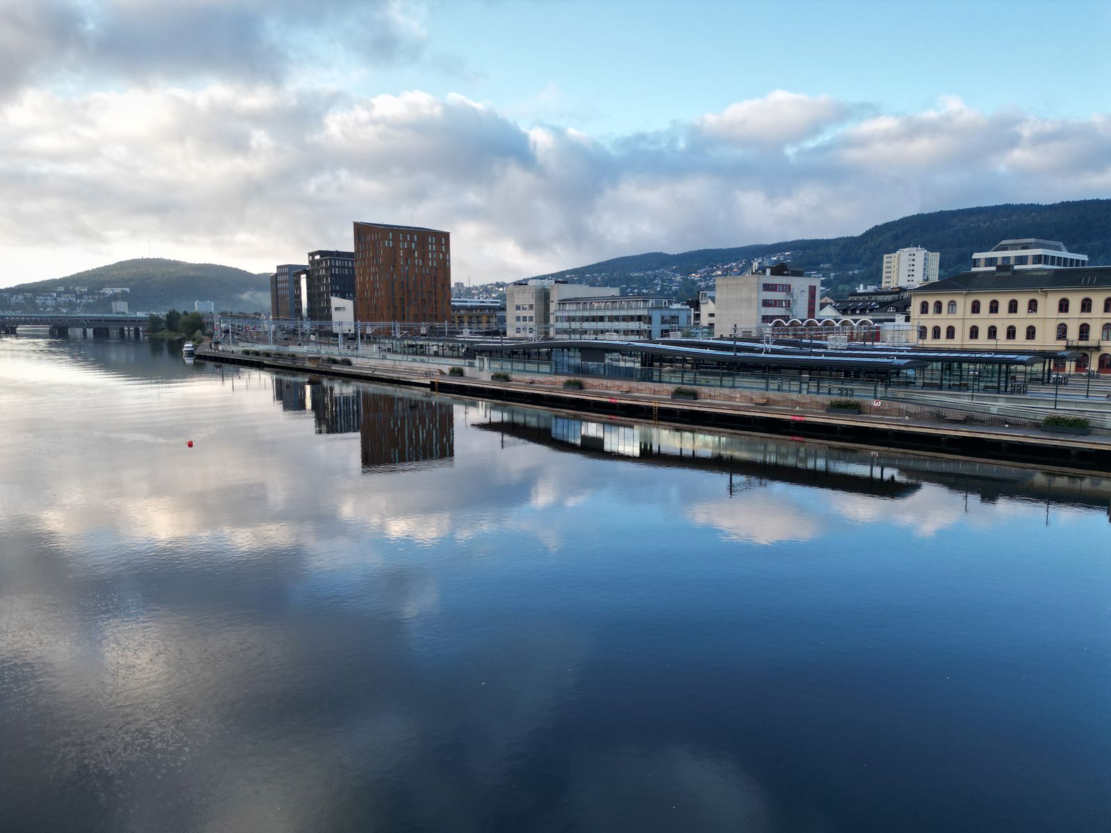 Vann og jernbanestasjon med mange sport
