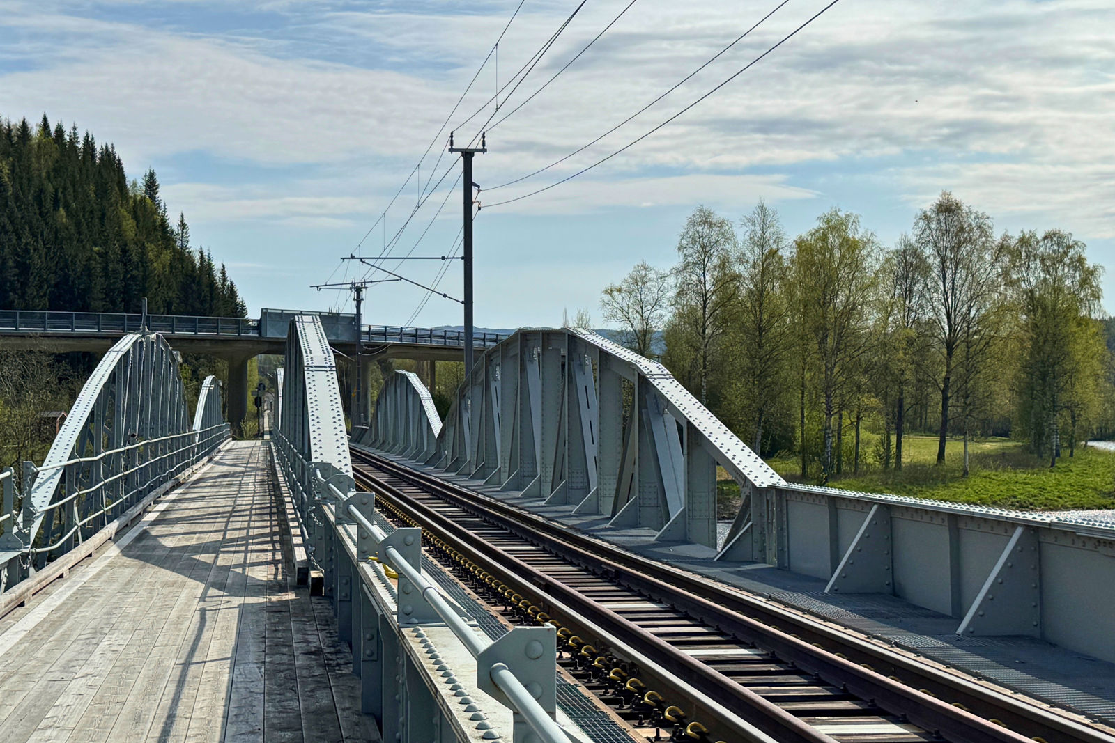 Bilde av brua ved Gudå stasjon med ferdig bygget kontaktledningsanlegg. 