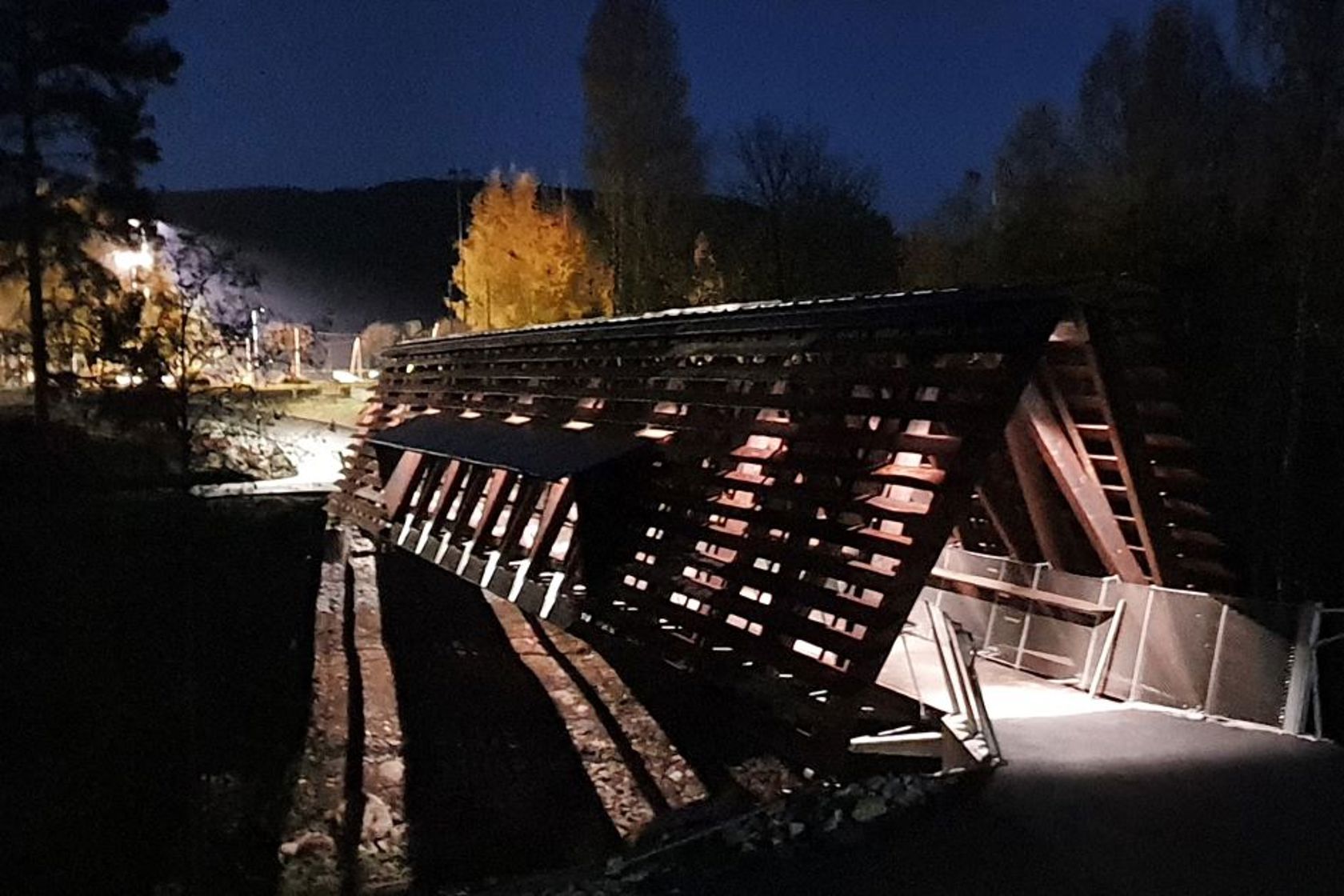 Den nybygde gang- og sykkelbrua over Vikselva er et trafikksikkerhetstiltak for skoleelever og andre myke trafikanter på Tangen. Om kvelden er den også godt opplyst. 