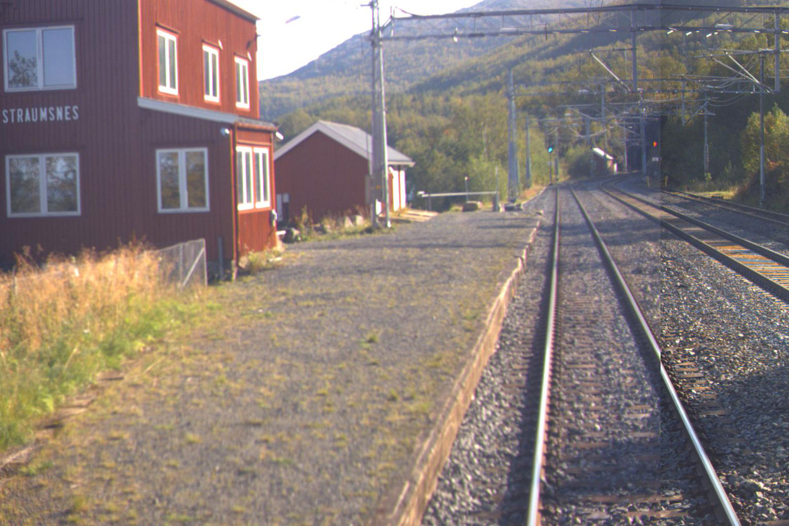 Spor og stasjonsbygning på Straumsnes stasjon