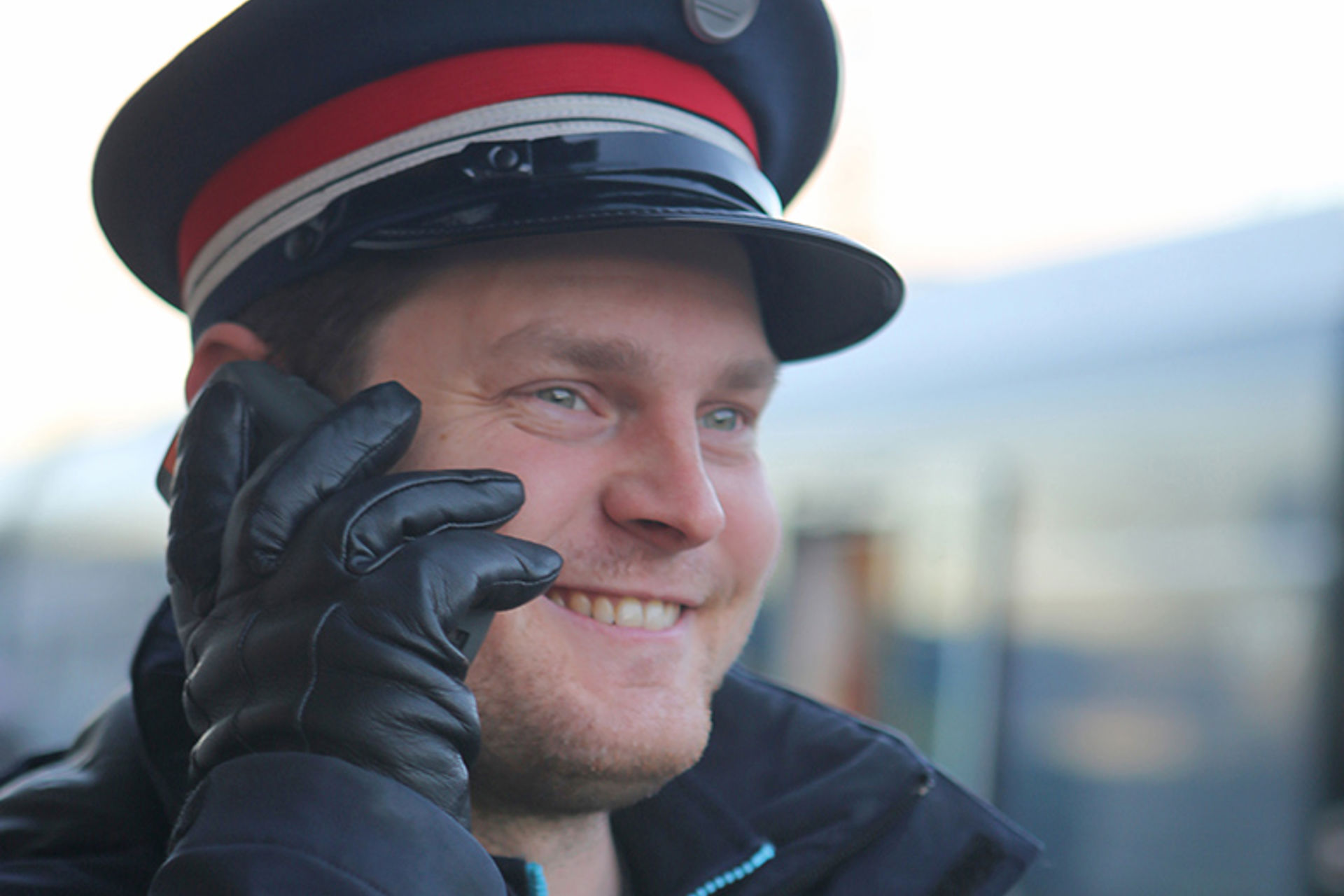 Jan Christian Lian gir beskjeder til togfører igjennom en telefon