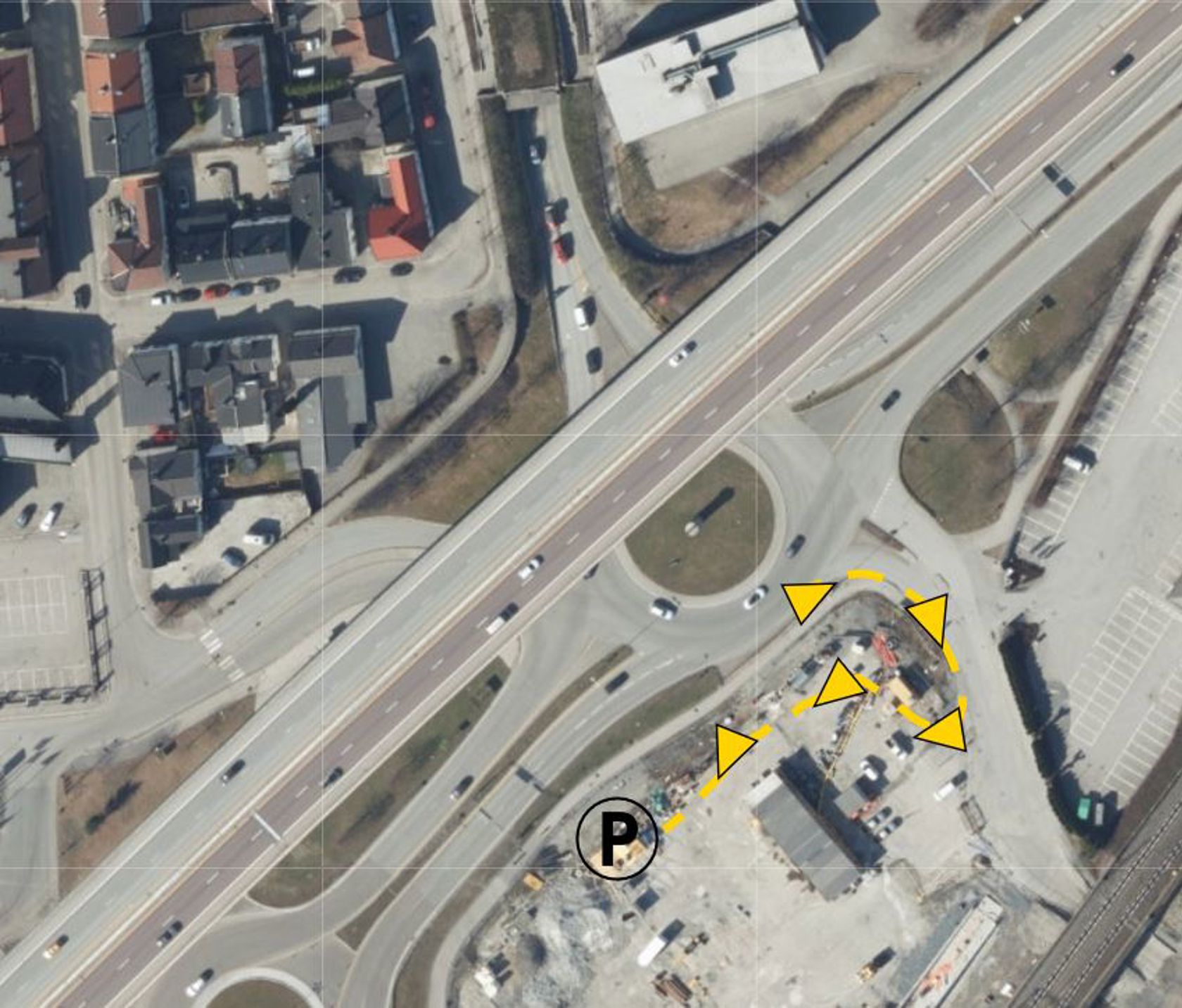 Kart med piler som viser at man må holde seg til høyre etter innkjøring for å komme til p-plassen.
